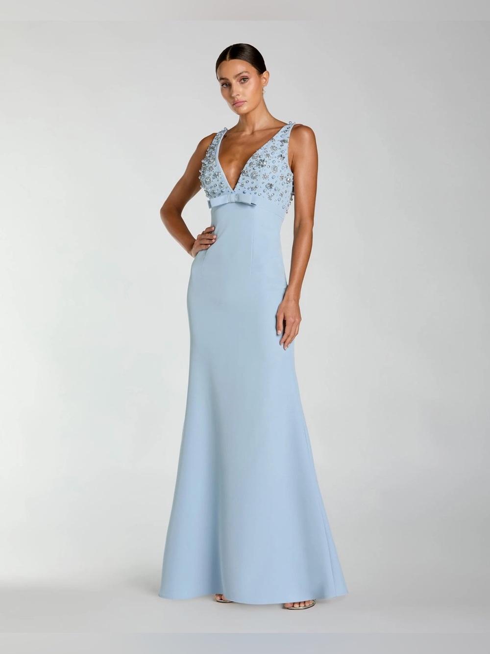 MAC DUGGAL
Blue Sleeveless Embellished Crepe Gown With Bow Size 0